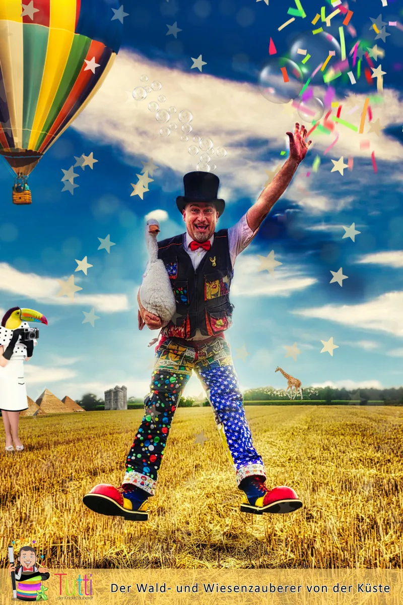 Tutti als Zauberclown mit Zylinder, Gans im Arm und Konfetti vor Stoppelfeld und blauem Himmel